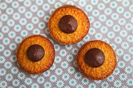 pastry overhead - Financiers with chocolate Foto de stock - Sin royalties Premium, Código: 659-06495142