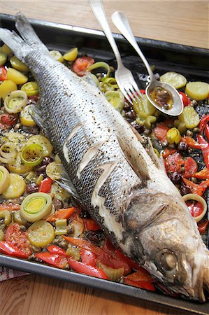 Sea bass on bed of vegetables Photographie de stock - Premium Libres de Droits, Code: 659-06495166