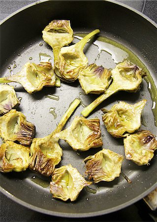 fryed - Fried artichoke hearts in a pan Stock Photo - Premium Royalty-Free, Code: 659-06495168