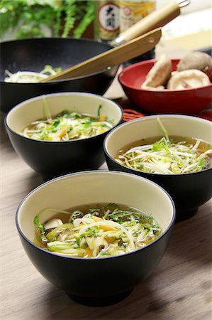 simsearch:659-08940446,k - Szechuan soup with ginger, chilli, shiitake mushrooms, lemongrass, leek and carrots (China) Stock Photo - Premium Royalty-Free, Code: 659-06495162