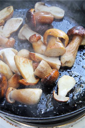 Fried porcini mushrooms in a pan Stock Photo - Premium Royalty-Free, Code: 659-06495170