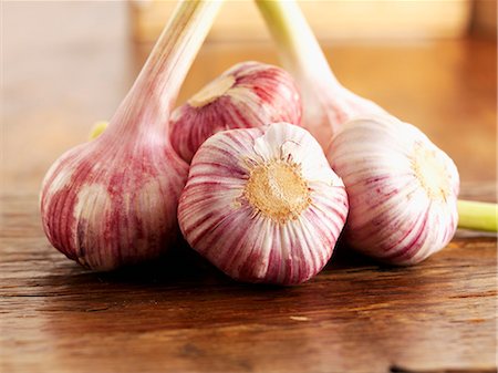 Garlic bulbs on a wooden table Stock Photo - Premium Royalty-Free, Code: 659-06495193