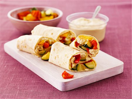 simsearch:659-08148019,k - Wraps with hummus and peppers Foto de stock - Sin royalties Premium, Código: 659-06495204