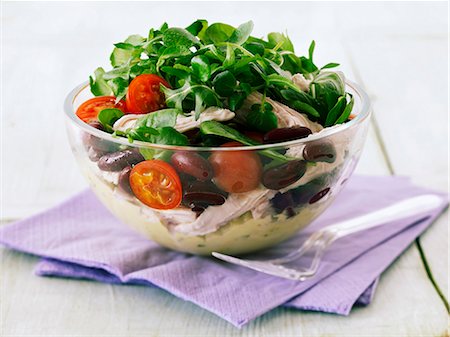 simsearch:659-06903281,k - Rocket salad with chicken, tomatoes and kidney beans Foto de stock - Sin royalties Premium, Código: 659-06495213