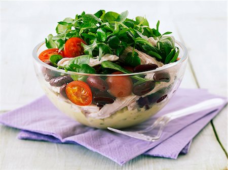 simsearch:659-07028708,k - Rocket salad with chicken, tomatoes and kidney beans Photographie de stock - Premium Libres de Droits, Code: 659-06495213