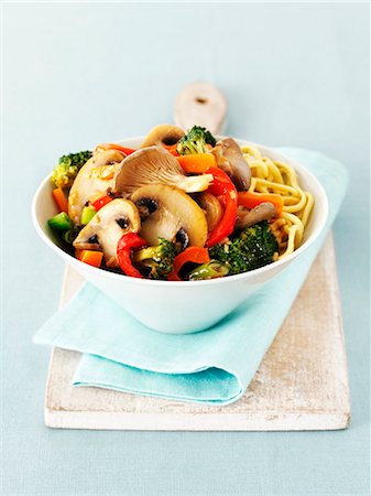 Stir-fried mushrooms and vegetables with noodles (Thailand) Stockbilder - Premium RF Lizenzfrei, Bildnummer: 659-06495235