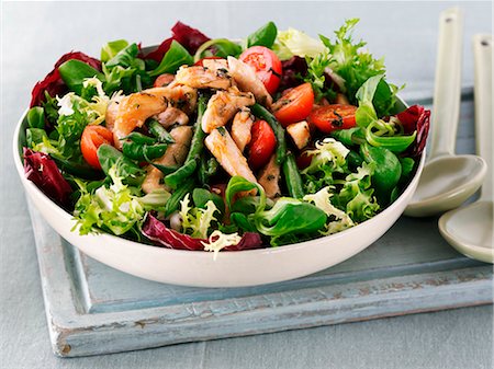 salad not person - Spring salad with chicken and tomatoes Foto de stock - Sin royalties Premium, Código: 659-06495230