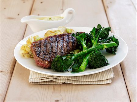 steak - Beef steak with broccoli Photographie de stock - Premium Libres de Droits, Code: 659-06495231