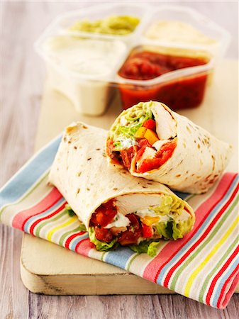 simsearch:659-06187284,k - Chicken wraps with dips Photographie de stock - Premium Libres de Droits, Code: 659-06495247