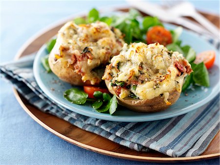 simsearch:659-06186393,k - Gratinated potatoes with tuna and cheese Foto de stock - Sin royalties Premium, Código: 659-06495257