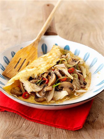 Mushrooms and pork omelette (Thailand) Foto de stock - Sin royalties Premium, Código: 659-06495250