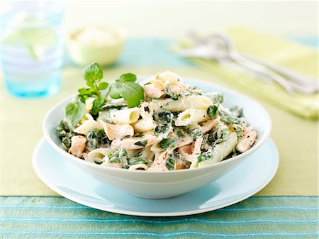 plato preparado - Penne with salmon and watercress Foto de stock - Sin royalties Premium, Código: 659-06495269