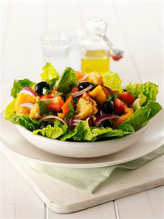 simsearch:659-06153524,k - Panzanella with olives Stockbilder - Premium RF Lizenzfrei, Bildnummer: 659-06495262