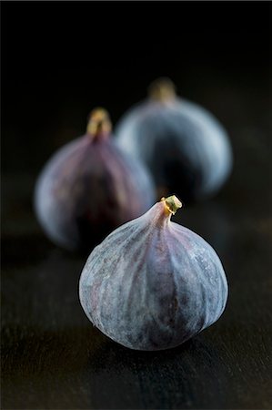 food on black - Three figs Photographie de stock - Premium Libres de Droits, Code: 659-06495278