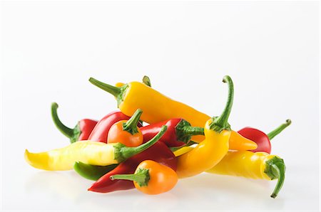 simsearch:659-03526357,k - Red, Yellow and Orange Chili Peppers Foto de stock - Sin royalties Premium, Código: 659-06495287