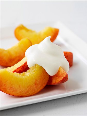 peach not people fruit - Peaches with a dollop of cream Photographie de stock - Premium Libres de Droits, Code: 659-06495294