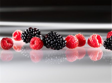 simsearch:659-01854593,k - Fresh raspberries and blackberries Stock Photo - Premium Royalty-Free, Code: 659-06495292