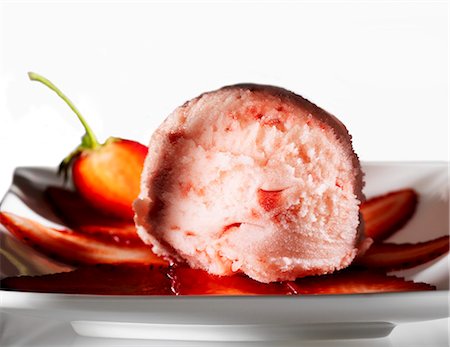 simsearch:659-06494382,k - Strawberry sorbet with fresh strawberries Foto de stock - Sin royalties Premium, Código: 659-06495293