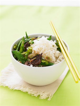 Beef with mange tout, peas and rice Stockbilder - Premium RF Lizenzfrei, Bildnummer: 659-06495308