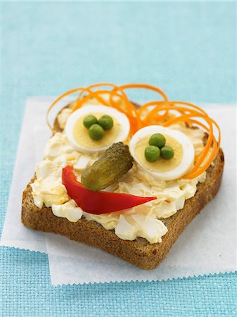 simsearch:659-06495132,k - A slice of bread with a funny face Photographie de stock - Premium Libres de Droits, Code: 659-06495317