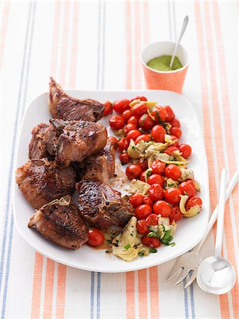 simsearch:659-06154487,k - Lamb chops with fried tomatoes and artichokes Foto de stock - Sin royalties Premium, Código: 659-06495319