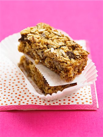 farinha de aveia - Muesli bars with oats and sunflower seeds Foto de stock - Royalty Free Premium, Número: 659-06495324