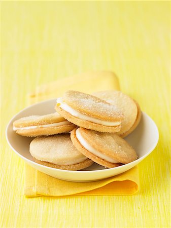 Cream-filled lemon biscuits Stock Photo - Premium Royalty-Free, Code: 659-06495321