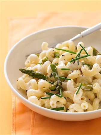 Macaroni with cheese and asparagus Photographie de stock - Premium Libres de Droits, Code: 659-06495323