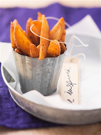 simsearch:659-07597549,k - Spicy potato wedges Photographie de stock - Premium Libres de Droits, Code: 659-06495344