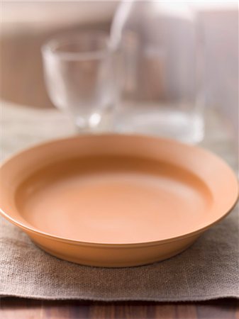 An empty plate Photographie de stock - Premium Libres de Droits, Code: 659-06495345