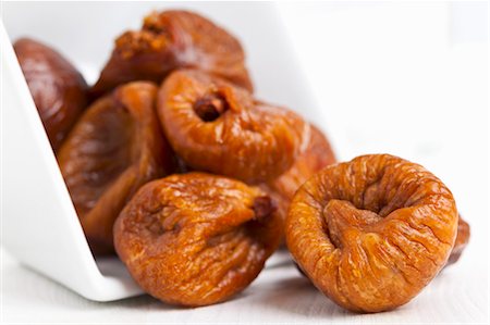 Dried figs falling out of a bowl Foto de stock - Sin royalties Premium, Código: 659-06495375