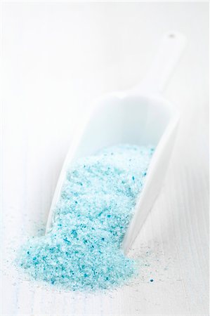 Blue Persian salt in a white scoop Foto de stock - Sin royalties Premium, Código: 659-06495378