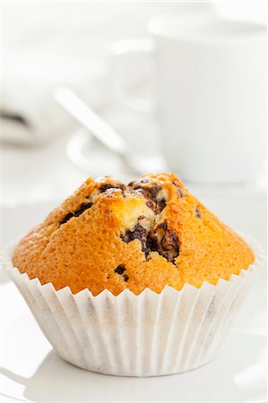 schokoladenstück - A chocolate chip muffin on a white surface Stockbilder - Premium RF Lizenzfrei, Bildnummer: 659-06495370