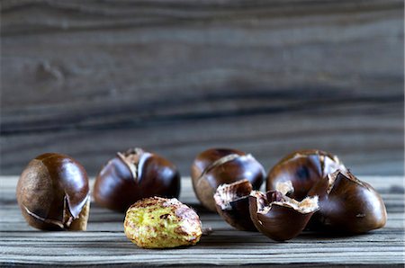 Roasted chestnuts, one opened Stock Photo - Premium Royalty-Free, Code: 659-06495393