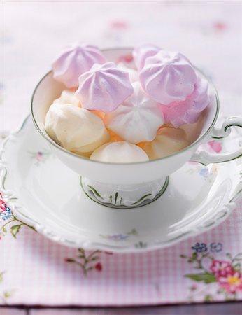 Various different coloured meringues in a cup Photographie de stock - Premium Libres de Droits, Code: 659-06495411