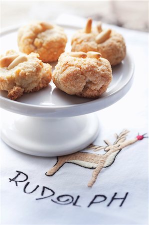 Christmas biscuits with pine nuts Photographie de stock - Premium Libres de Droits, Code: 659-06495468