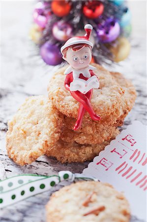 piñón - Christmas biscuits with pine nuts Foto de stock - Sin royalties Premium, Código: 659-06495471