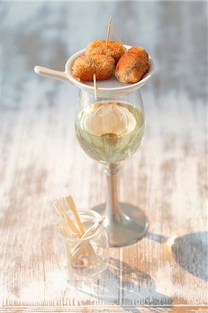 simsearch:659-06184429,k - Croquetas de jamon (ham croquettes, Spain) Photographie de stock - Premium Libres de Droits, Code: 659-06495507