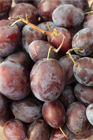 simsearch:659-07599270,k - Organic plums Photographie de stock - Premium Libres de Droits, Code: 659-06495503