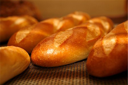 fresh bread - Baguettes cooling on a wire rack in a bakery Stock Photo - Premium Royalty-Free, Code: 659-06495518