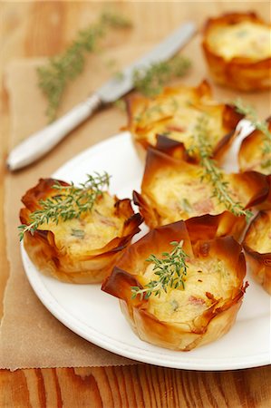 simsearch:659-06495529,k - Bacon, spring onion, Parmesan and egg puff pastry pies Photographie de stock - Premium Libres de Droits, Code: 659-06495529