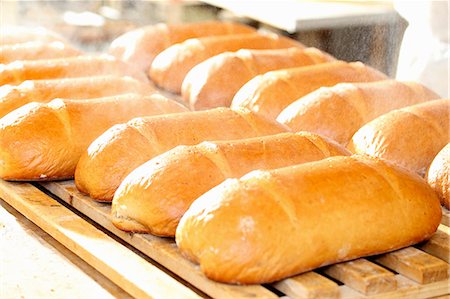 Loaves of wheat and rye bread in a bakery Photographie de stock - Premium Libres de Droits, Code: 659-06495520