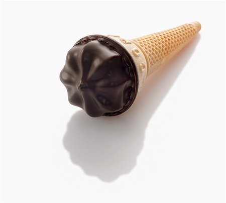 simsearch:659-06184298,k - A chocolate marshmallow cone Photographie de stock - Premium Libres de Droits, Code: 659-06495552