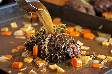 Roast venison with root vegetables in a pan Photographie de stock - Premium Libres de Droits, Code: 659-06495574