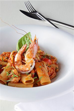 deep sea shrimp - Pasta with king prawns, tomato sauce and basil Photographie de stock - Premium Libres de Droits, Code: 659-06495589