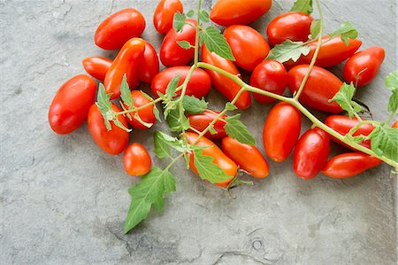 simsearch:659-07028413,k - Plum tomatoes with leaves Photographie de stock - Premium Libres de Droits, Code: 659-06495598