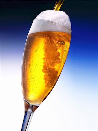 simsearch:659-03527532,k - Pouring beer Foto de stock - Sin royalties Premium, Código: 659-06495607