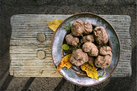 White truffles on a rustic plate Fotografie stock - Premium Royalty-Free, Codice: 659-06495614