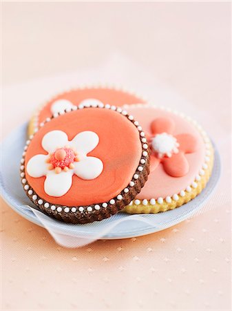 Biscuits decorated with iced flowers Stock Photo - Premium Royalty-Free, Code: 659-06495627