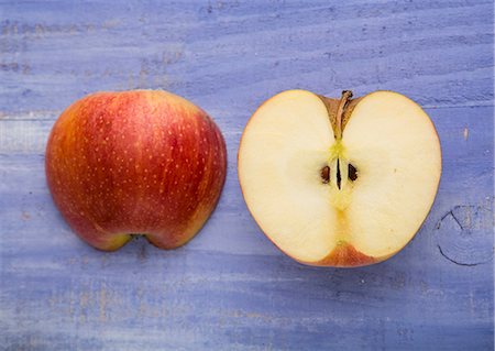 simsearch:659-06495018,k - Apple halves Foto de stock - Sin royalties Premium, Código: 659-06495620